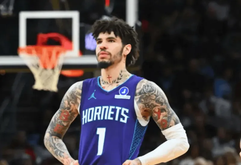 本赛季出手10+三分但0中:加兰11中0、小贾10中0、鲍尔10中0