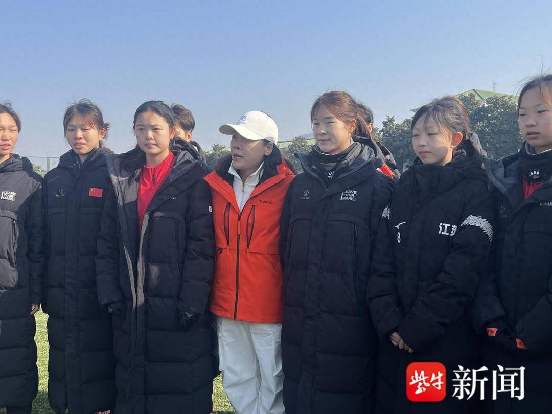 开元棋牌-田震南京开唱先探望江苏女足 透露因《铿锵玫瑰》圆了足球梦